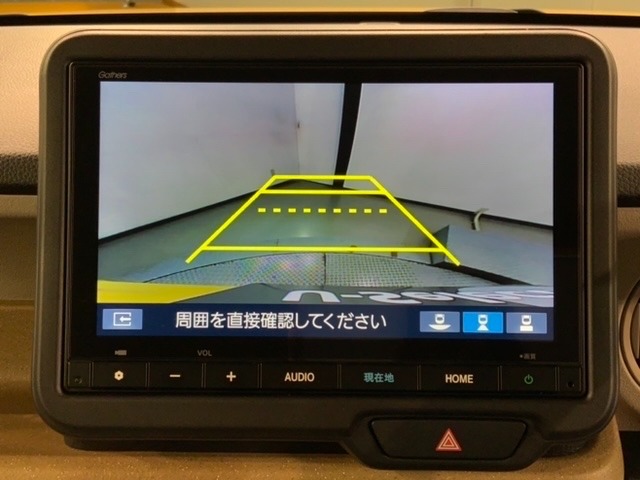 リバースギアに入れるだけで後方の表示へ切り替わります。夜間や雨の日の駐車も楽になりますよ。