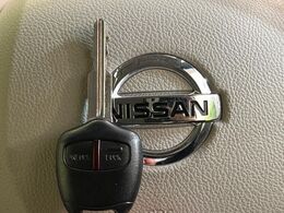 【キーレス】少し離れた場所からでもボタン一つでドアの開錠・施錠ができるのでとっても便利！ドアの鍵穴周りに傷をつけることもありません♪