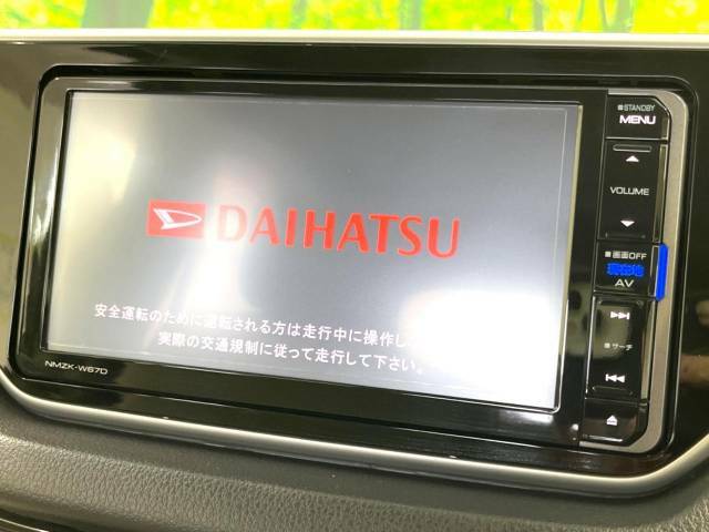 【純正ナビ】人気の純正ナビを装備しております。ナビの使いやすさはもちろん、オーディオ機能も充実！キャンプや旅行はもちろん、通勤や買い物など普段のドライブも楽しくなるはず♪