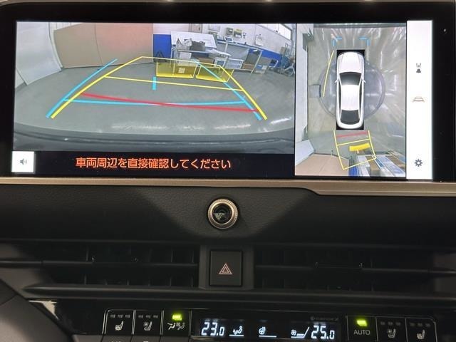 パノラミックビューモニターシステムが付いているので車の上から見た映像が確認できますよ。　一目で車両周辺の情報を確認できますが、直接安全をご確認下さい。