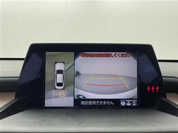 【パノラミックビューモニター】クルマを真上から見下ろした視点で駐車をサポートします！クルマの斜め後ろや真横など、いち早く障害物に気が付くことができます。