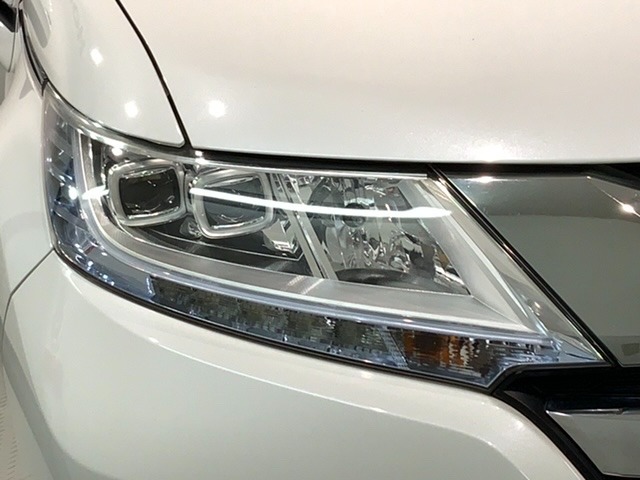LEDヘッドライトは、点灯の瞬間から最大光量を発揮し、突然暗くなるトンネルなどでの安定感を高めます。