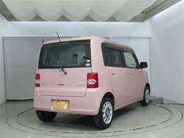 バックドアは大きく上に跳ね上がりますので荷物の出し入れも簡単に出来ます。雨の日にはバックドアが雨避けになってくれますよ☆