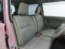 フロントシートはゆったりとしていて開放感があるベンチシートです。車内の移動も楽々です！狭い場所や駐車場で片側をギリギリに停めた際には便利ですよ！