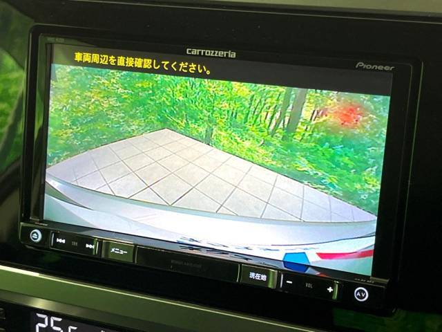 【バックカメラ】駐車時に後方がリアルタイム映像で確認できます。大型商業施設や立体駐車場での駐車時や、夜間のバック時に大活躍！運転スキルに関わらず、今や必須となった装備のひとつです！