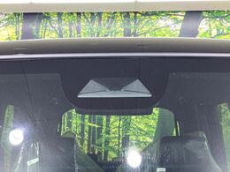 【ホンダセンシング】走行中に前方の車両等を認識し、衝突しそうな時は警報とブレーキで衝突回避と被害軽減をアシスト。より安全にドライブをお楽しみいただけます。