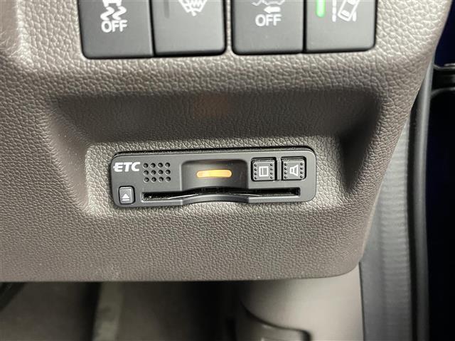【ETC】有料道路を利用する際に料金所で停止することなく通過できる、ETC車載器（ノンストップ自動料金収受システム機器）が装備されています。セットアップを行うことで利用可能になります。