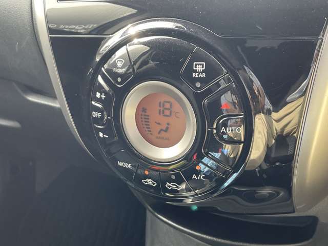 車内を快適に保つオートエアコンです