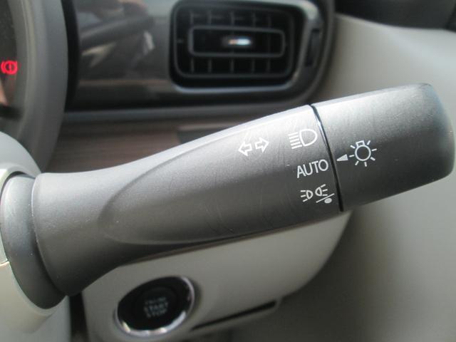 ライトのスイッチをAUTOに設定すると、周囲の暗さに応じてスモールランプ、ヘッドランプのON/OFFを自動で調整します