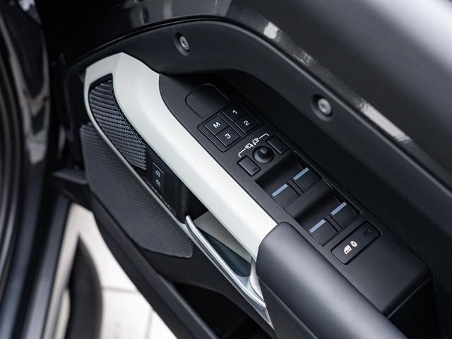 メモリー機能付フルパワーシート『ドライバー三名までのシートポジションを記憶するメモリー機能付きのフルパワーシートを装備します。ご家族でのご使用をお考えの方にもぜひおすすめさせていただきます。』