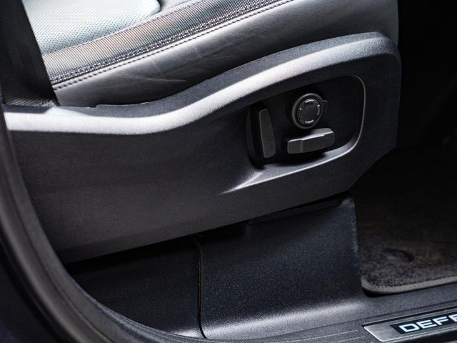 電動パワーシートですので運転中のシート調節も安全に行えます。微調整も可能ですのであなただけのドライビングポジションを実現します。