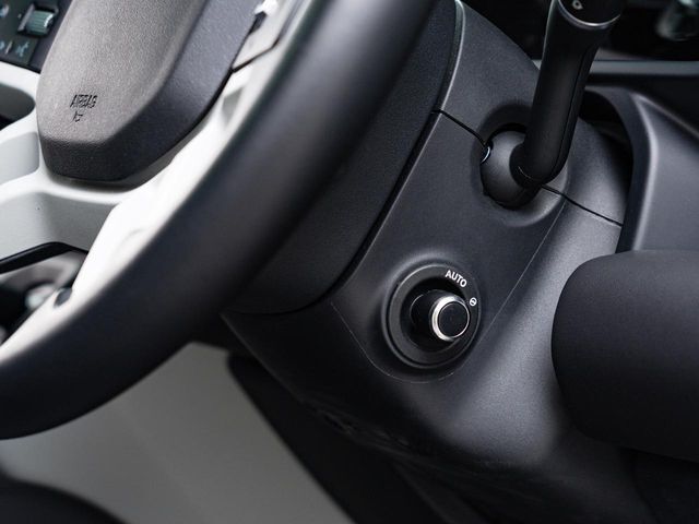 電動調整ステアリングコラムは、このレバーを使うことでハンドルの位置を前後上下に調整できます。更にシートメモリーと同時にハンドルの位置も記憶するので、大変便利な機能です。