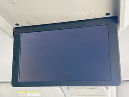 【フリップダウンモニター】大画面モニターで後席でもエンタメをお楽しみいただけます。小さなお子様にも大人気の装備です♪