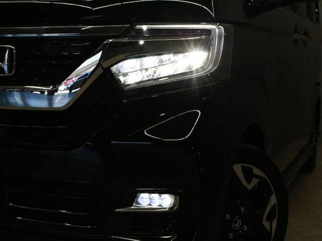 【LEDヘッドライト】悪天候や夜間走行時も良好な視界を確保し安心して運転できる高輝度LEDヘッドライトを装備！点灯速度が早く、消費電力も抑えられています！！