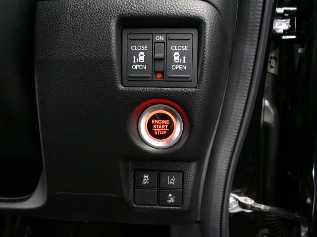 【両側電動スライド】スライドドアは両側電動スライドドアになっております。運転席からの開閉も出来、リモコンキーでも離れたところから開閉出来ますので大変便利な装備です。