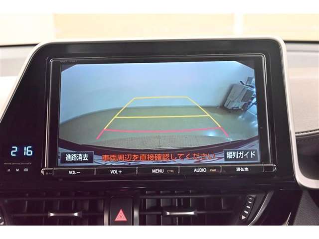 バックガイドモニター（バックモニター）付き。車両後方の映像をナビ画面に表示し、駐車などの後退操作をサポートします。