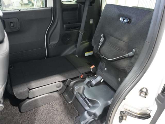 【チップアップ＆ダイブダウンシート】はね上げれば高さのある荷物、倒せば長い荷物も収まります。はね上げて、倒して変化するシートで使いやすさをアレンジ。