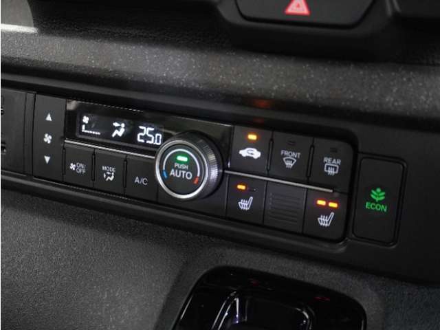 【オートエアコン】温度を設定すれば自動で快適な車内温度を保ちます。エアコン内部の高性能脱臭フィルターで車内のアレルゲンや花粉を除去。