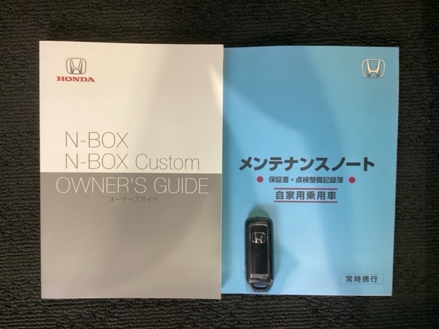 スマートキーは鍵をバッグに入れたままでもドアロックの開閉やエンジンのON・OFFができます。夜間や雨の日も鍵を探さなくて良いので便利です。