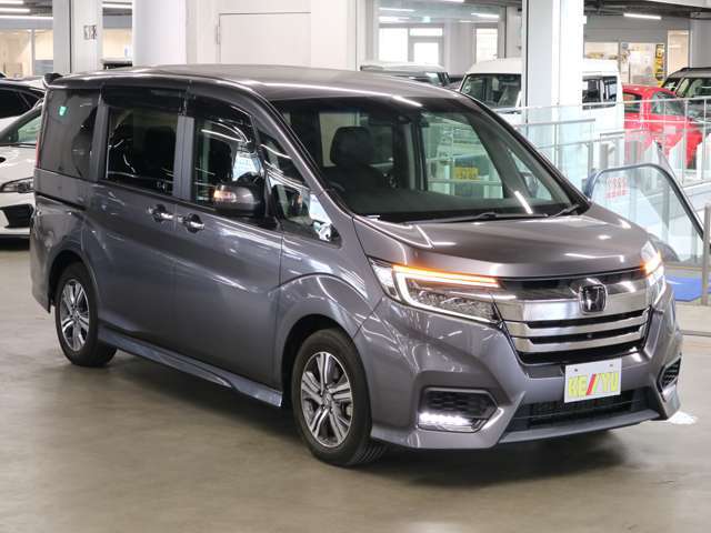 雨が降ってもゆったりと車選びができる全天候型立体展示場！エスカレーター完備！