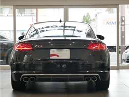 後続車両から長く見られるリヤスタイルも、Audiらしく上品で洗練されたデザインで見る人を惹きつけます。