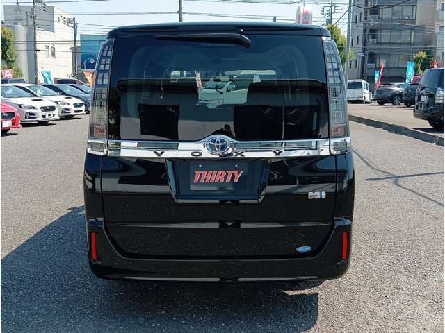 関東陸運局長認証自動車分解事業認証　番号　1-11380号　整備工場で点検整備やアフターを行います。http：//www.30crf.com