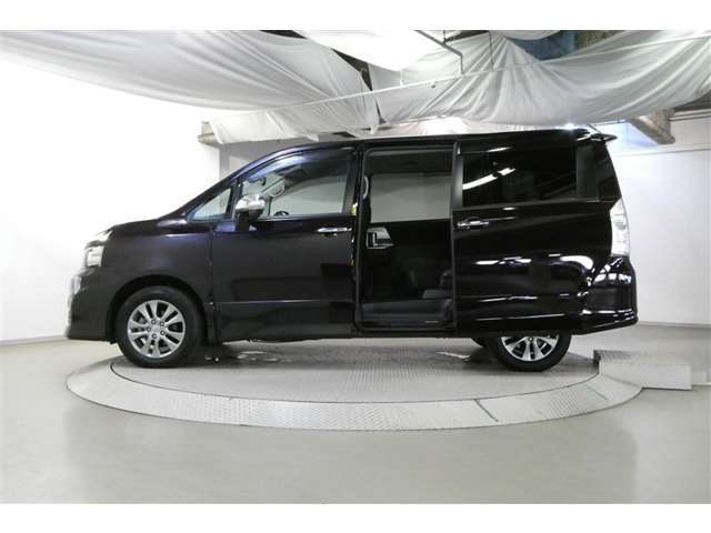 電動スライドドアは、小さいお子様やご年配の方でも楽々開閉出来る優れものッ♪有ると便利な装備です！