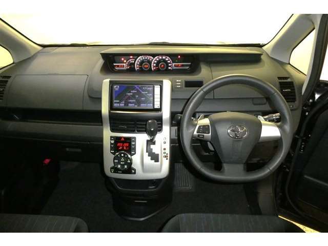 インパネ周りは、すぐ手の届く位置に操作ボタンが配置されており、ドライバーの使い勝手が考慮されています♪