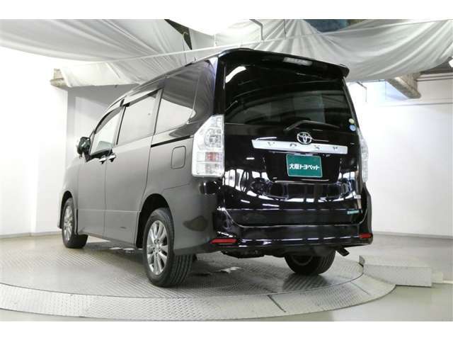 後席ガラスは色付きガラスとなっております。直射日光の緩和やエアコンの効きにも影響し、プライバシーの保護にもなっています♪