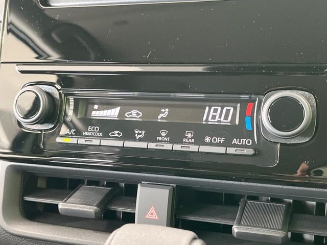 【オートエアコン】一度お好みの温度に設定すれば、車内の温度を検知し風量や温度を自動で調整。暑い…寒い…と何度もスイッチ操作をする必要はありません。快適な車内空間には必須の機能ですね♪