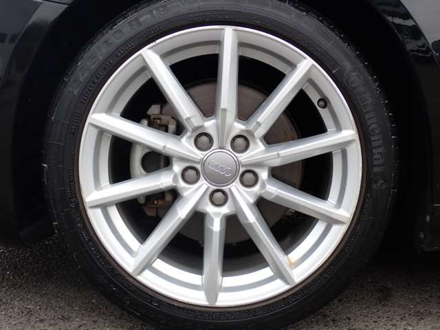 無料の代車も30台ございます！リビルト品や社外パーツなどを用いた修理もお任せ下さい！