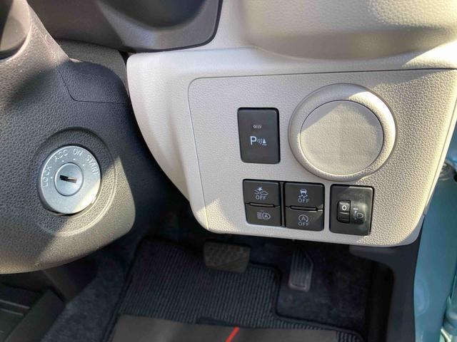 車の4つ角にセンサーがついており、車がモノや建物にぶつかりそうになると「ピーピー」という電子音で危険を教えてくれます。