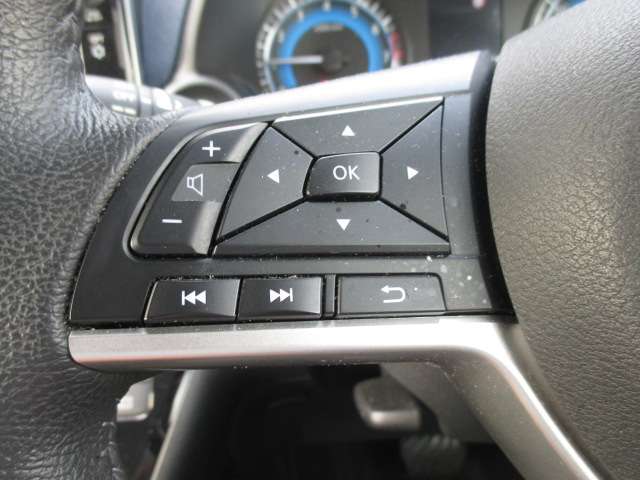 ステアリングスイッチ搭載！ハンドルひとつで手を離さなくても運転中視線をそらさなくても操作が出来て便利です♪