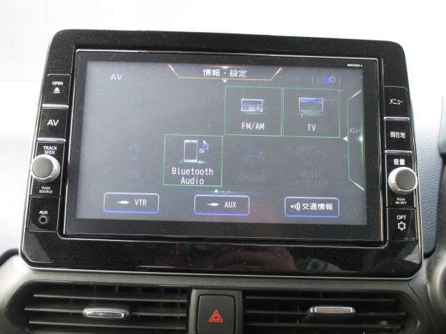 日産純正メモリーナビゲーションです♪目的地まで案内するナビゲーション機能の他にフルセグ画質で楽しめるTVやBluetooth Audio☆DVD再生など多彩な機能が満載で運転を快適にサポートしてくれます☆