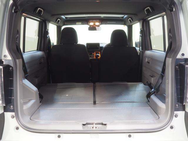 後席を左右とも倒した状態です。荷室は防汚素材で汚れてしまっても拭き取りができます。
