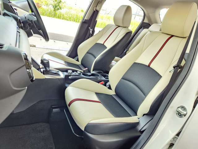 内装色はホワイト×ブラック×レッドの配色で、オシャレで明るい車内空間となっています！内装パーツのオプションもご用意しております！