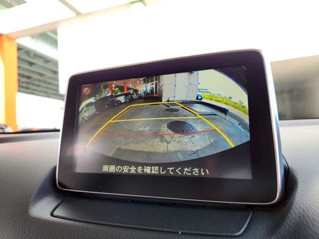 リアにはバックカメラが取り付けられております！シフトレバーをRに入れるだけで、後方の映像がナビに映し出されます！狭い駐車場や夜間など様々な場面で活躍してくれる機能の一つです！