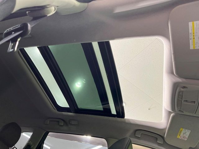 【サンルーフ】開放感たっぷりの希少装備、サンルーフが装着されています！車内に明かりを取り入れたり景色を楽しむ以外にも、車内の空気も簡単に換気できて快適です！