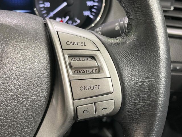 【クルーズコントロール】高速道路もラクラク走行。アクセルを離しても一定速度で走行ができ、長距離運転時の負担を軽減！加速・減速も簡単なスイッチ操作で調整できます。