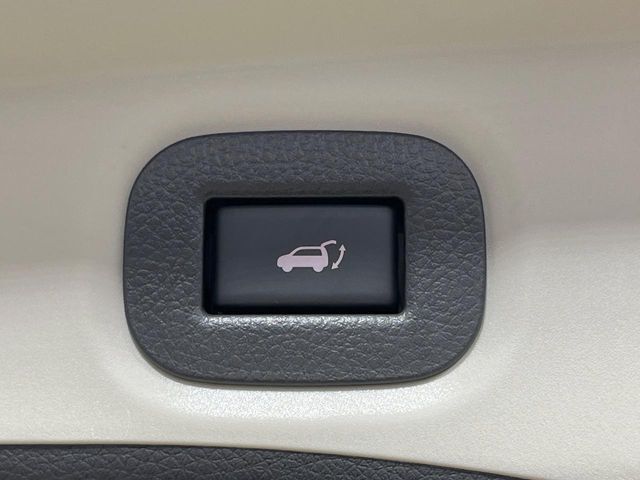 【パワーバックドア】スマートキーや運転席のボタンを押すだけでリアゲートが自動で開閉します！荷物を持っている時や、高い位置にあるバックドアを閉める際に便利な機能です♪