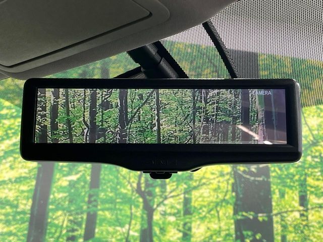 【インテリジェントルームミラー】後席の大きな荷物や同乗者で後方が確認しづらい時でも安心！カメラが撮影した車両後方の映像をルームミラー内に表示。クリアな視界で状況の確認が可能です！