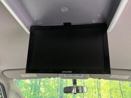 【フリップダウンモニター】大画面モニターで後席でもエンタメをお楽しみいただけます。小さなお子様にも大人気の装備です♪