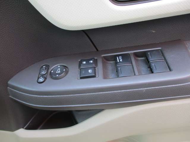 パワーウィンドウ付き☆運転席で全部の窓を開閉することが可能！！