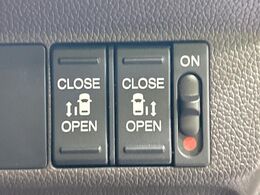 【両側パワースライドドア】スマートキーや運転席のスイッチで後席両側スライドドアの開閉が可能♪電動だから力を入れてドアを開ける必要が無く、小さなお子様でも簡単に開け閉めでき快適です♪