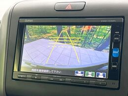 【バックカメラ】駐車時に後方がリアルタイム映像で確認できます。大型商業施設や立体駐車場での駐車時や、夜間のバック時に大活躍！運転スキルに関わらず、今や必須となった装備のひとつです！