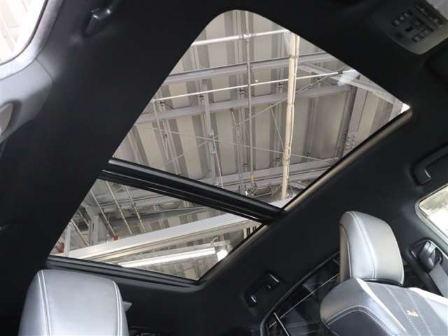 室内に爽やかな空気を呼び込む、開放感たっぷりの大開口ムーンルーフです。外光や景色を楽しめる電動ロールシェードも装備しています。