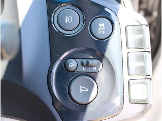 VSA(Vehicle Stability Assist)が装備！！VSAはコーナリング時の横滑りを抑制する機能と車両の急激な挙動変化を抑える機能で、安定した走行を実現していいます！！