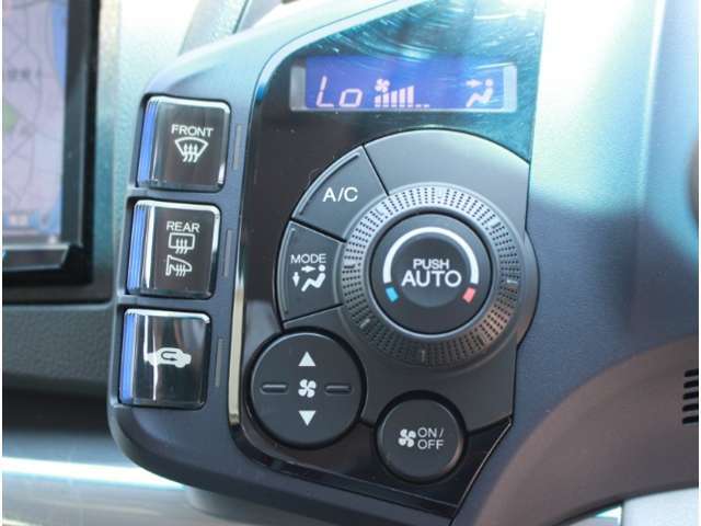 オートエアコンのお車ですので室内の温度をスムーズに調整してくれます♪