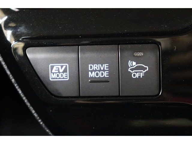 EVモードや、気分や走行状況に合わせて切替えられるドライブモードセレクトを装備。車の接近を音で知らせる車両接近通報装置は、早朝や深夜の帰宅など静かに走りたい場合には車にOFFボタンでオフできます。