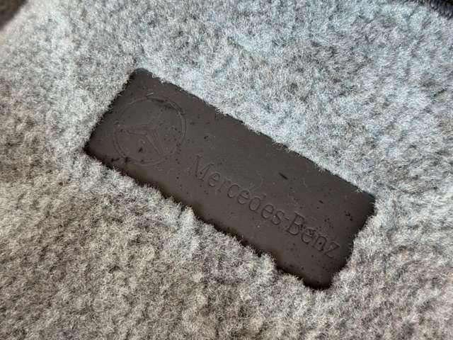 メルセデス純正マットです。